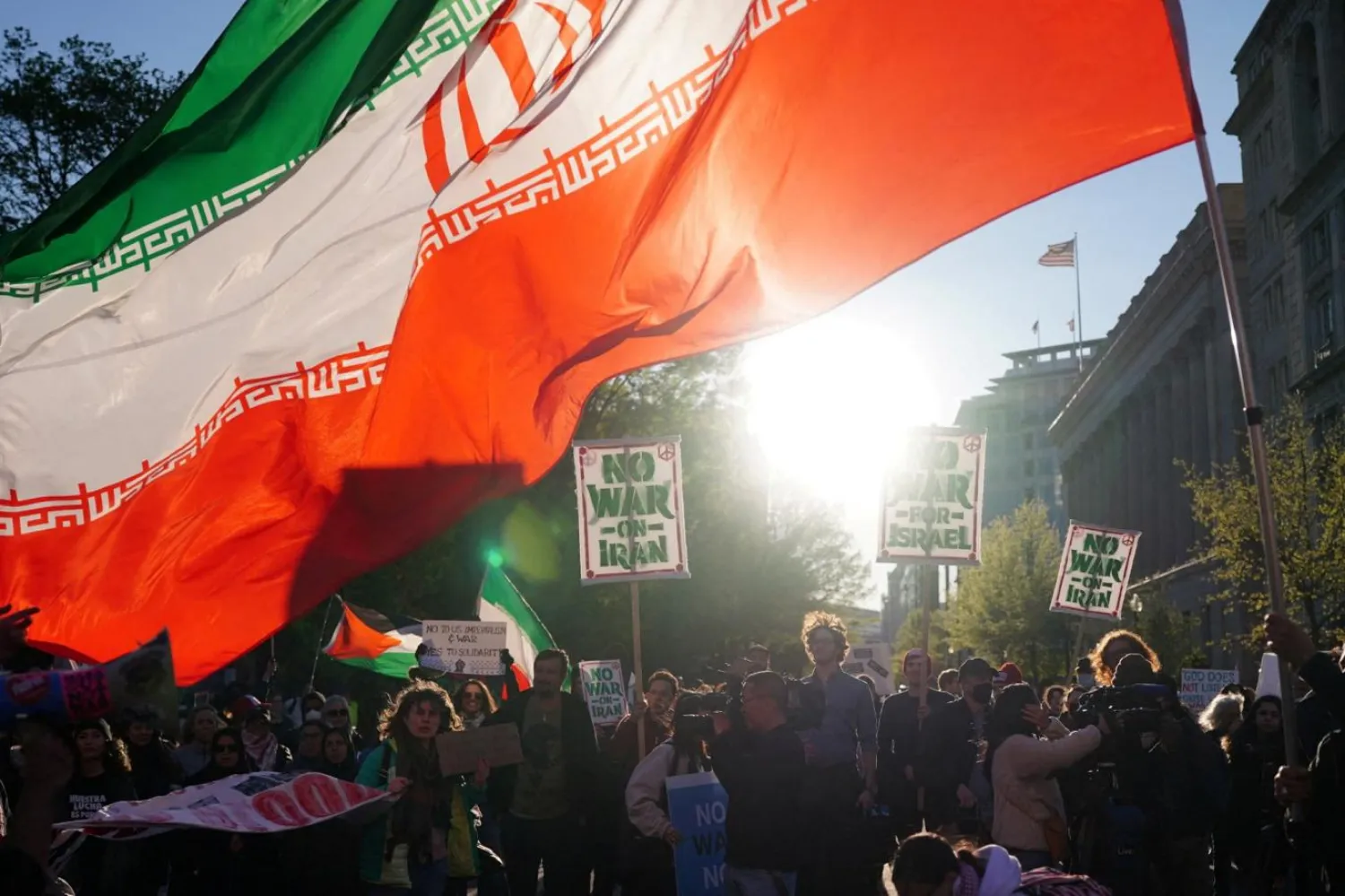 Ateşkes ilanından önce Beyaz Saray önünde İran savaşı karşıtı yürüyüş düzenlenmişti (Reuters)