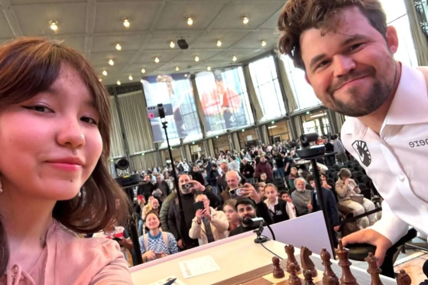 Alua Nurman satranç büyükustası Magnus Carlsen'la özçekim yapıyor (Instagram/Alua Nurman)