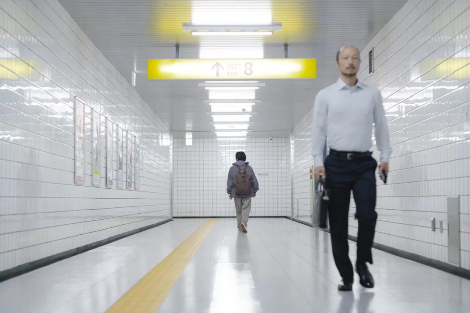 Çıkış 8, kendini esrarengiz bir yeraltı geçidinde kaybolmuş bir şekilde bulan bir adamın hikayesini anlatıyor (Toho Co., Ltd.)