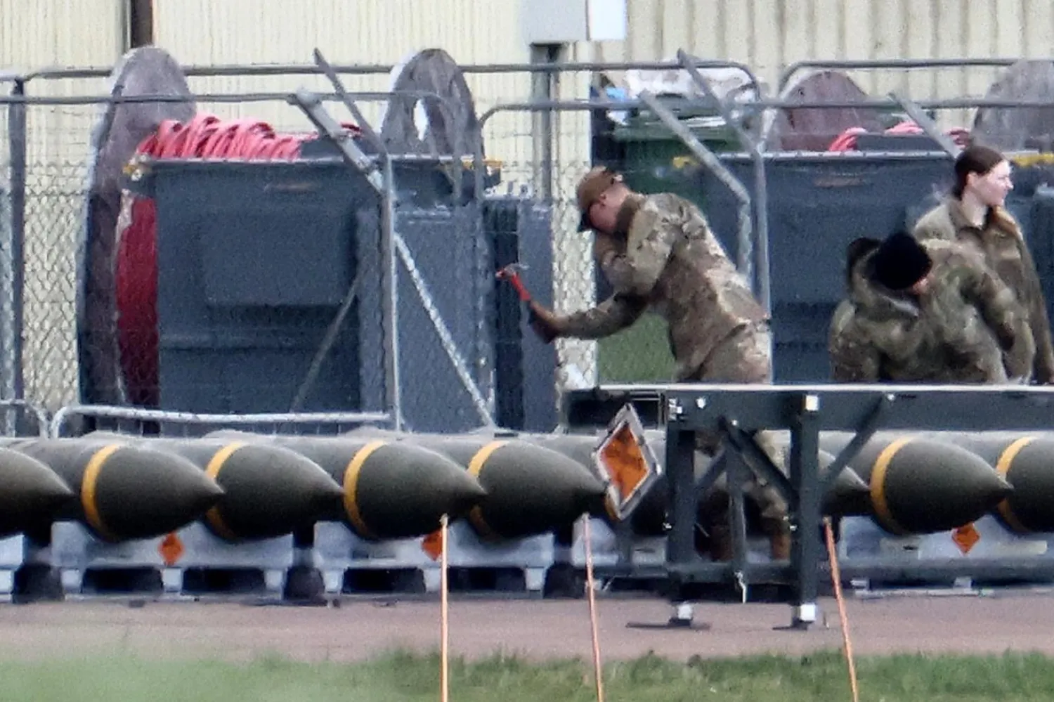 İran ve Ukrayna'daki devam eden çatışmaların mühimmat ve diğer önemli askeri teçhizat stoklarını tüketmesi nedeniyle Trump yönetiminin savunma malzemeleri üretimi konusunda ABD'nin önde gelen üreticileriyle temasa geçtiği bildiriliyor (AFP)