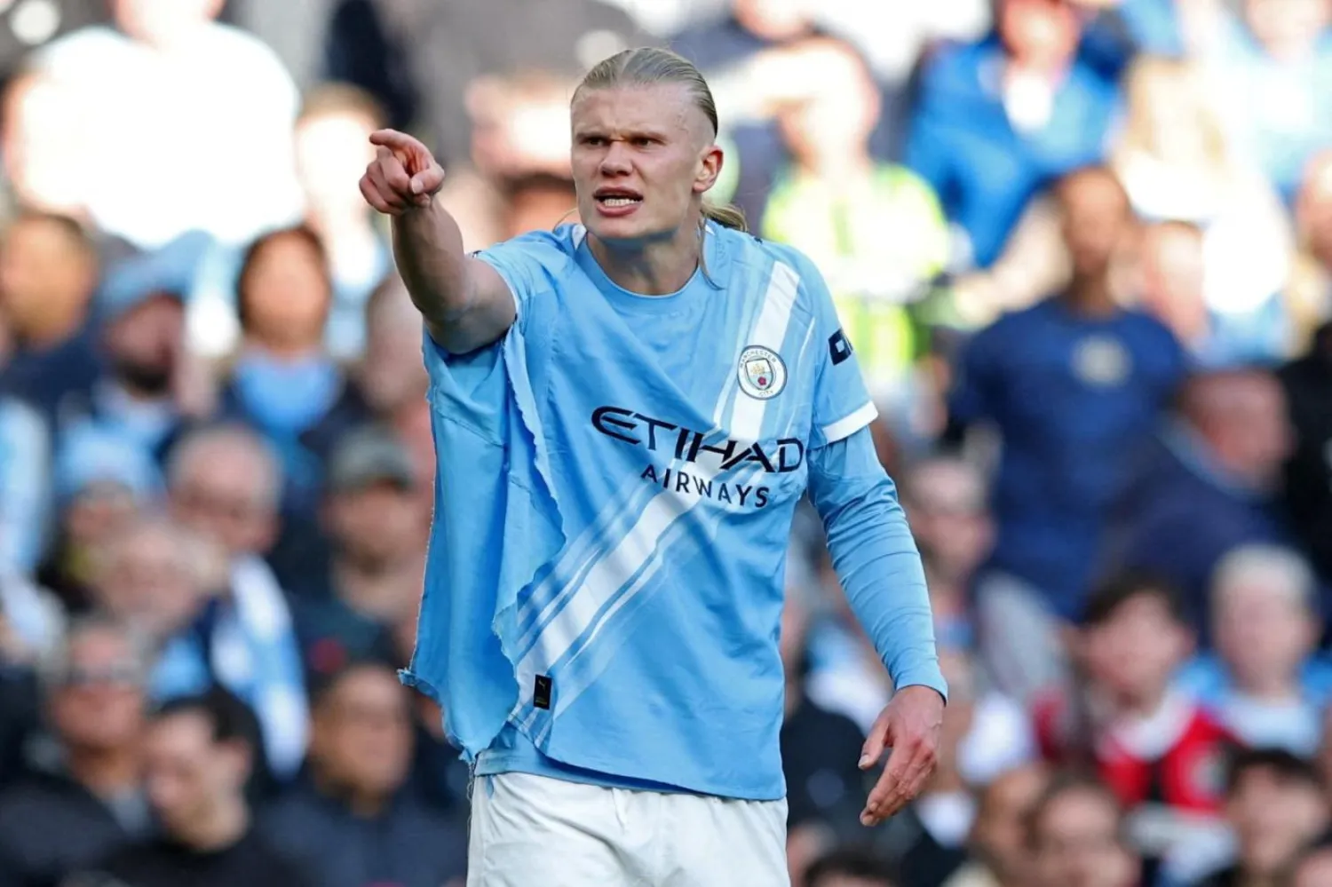 Haaland'ın forması, Gabriel'le daha önceki bir boğuşma sırasında yırtılmıştı (Reuters)