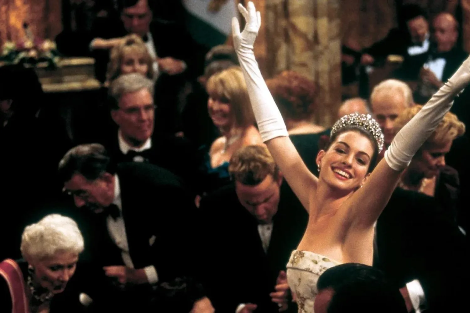 Meg Cabot'ın aynı adlı roman serisinden uyarlanan Acemi Prenses, San Francisco'da yaşayan utangaç lise öğrencisi Mia Thermopolis'in, kaybettiği babasının Genovia adında küçük bir Avrupa ülkesinin veliaht prensi olduğunu öğrenmesini anlatıyordu (Buena Vista Pictures Distribution)