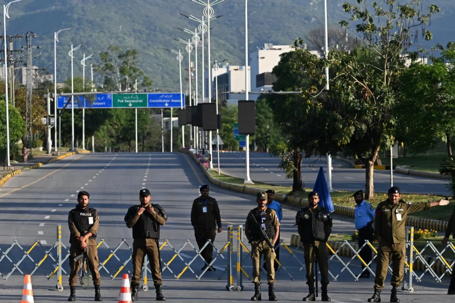 Polis ve askerler, şehirdeki belirli giriş çıkış yerlerine kontrol noktaları kurdu (AFP)