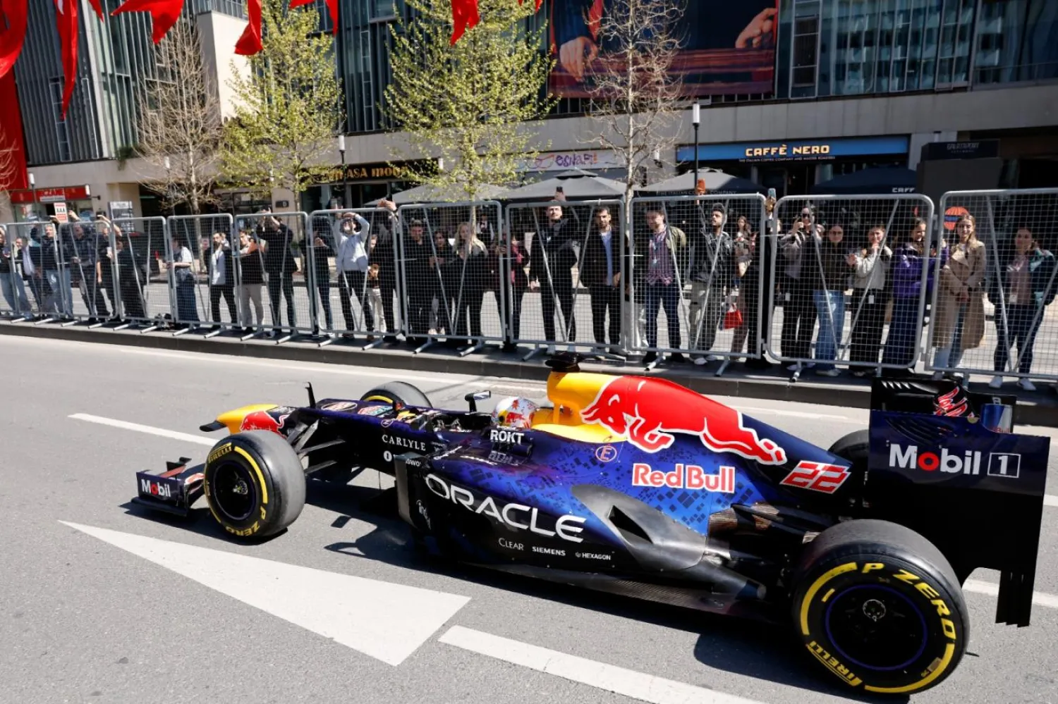 Formula 1'in Türkiye'ye dönüşünü duyurma etkinliğinde Red Bull'ın F1 arabası Dolmabahçe Sarayı'nın önüne getirildi (Reuters)