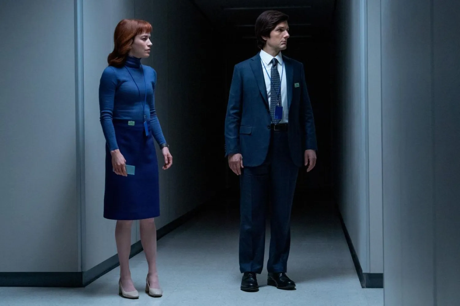 Adam Scott (sağda), Severance'ta eşinin ölümüyle başa çıkamayınca, iş ve özel hayatını cerrahi bir yöntemle birbirinden ayıran prosedüre başvuran Mark Scout rolünde (Apple TV)