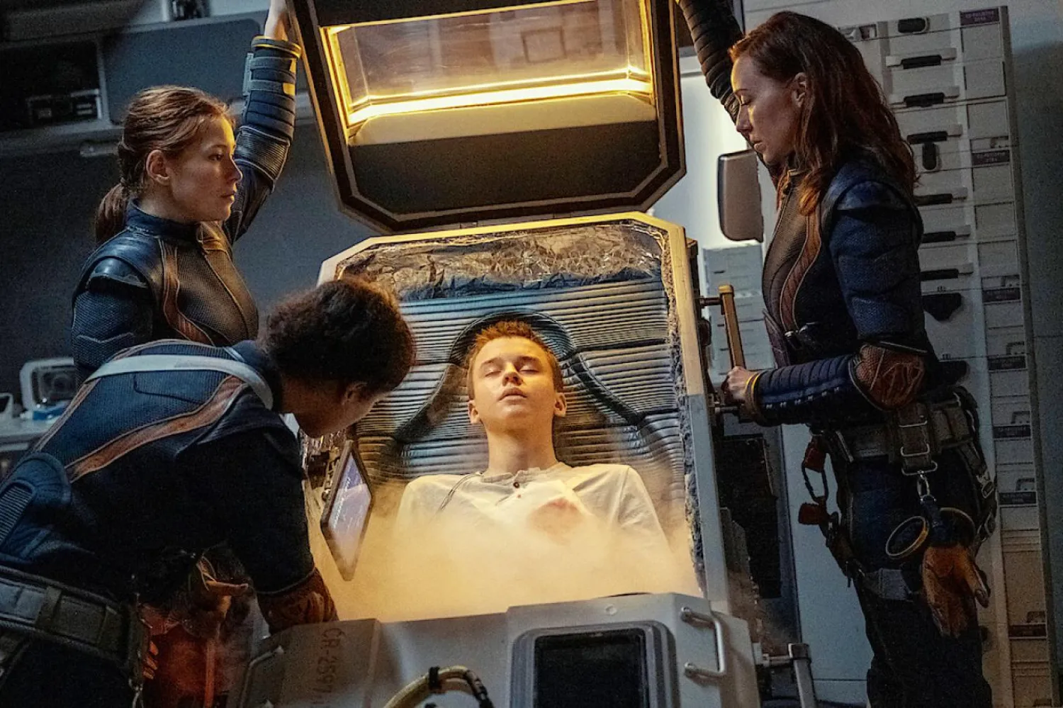 Lost in Space, uzayda yeni bir koloni kurmak üzere görevlendirilen Robinson ailesinin, bir aksilik sonucu rotalarından saparak tehlikeli bir gezegene zorunlu iniş yapmalarını anlatıyor (Netflix)