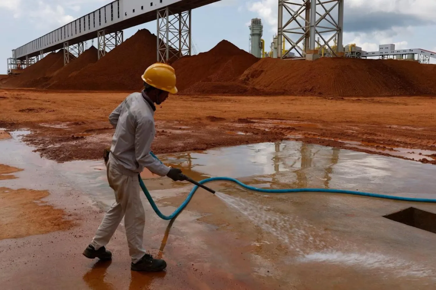 Endonezya hükümeti, işlenmiş ürün ihracatını artırarak daha fazla katma değer elde etmek için alüminyum üretiminde kullanılan boksit cevherinin ihracatını 2023'te yasaklamıştı (Reuters)