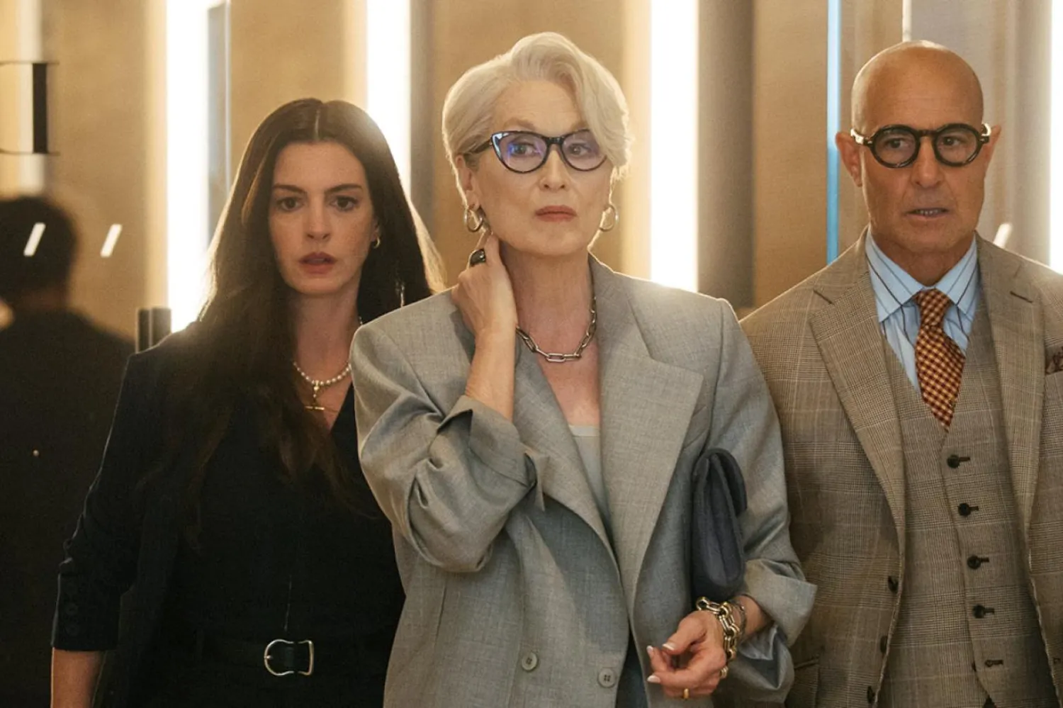 Şeytan Marka Giyer 2, moda dünyasının dijital dönüşümle sarsıldığı bir dönemde, emekliliğe hazırlanan yayın yönetmeni Miranda Priestly'nin kariyerinin son dönemecini konu alıyor (20th Century Studios)