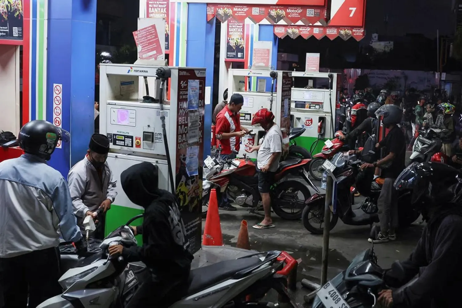 İran savaşının yarattığı enerji krizi, Cakarta'daki benzin istasyonlarında uzun kuyruklar oluşmasına yol açmıştı (Reuters)