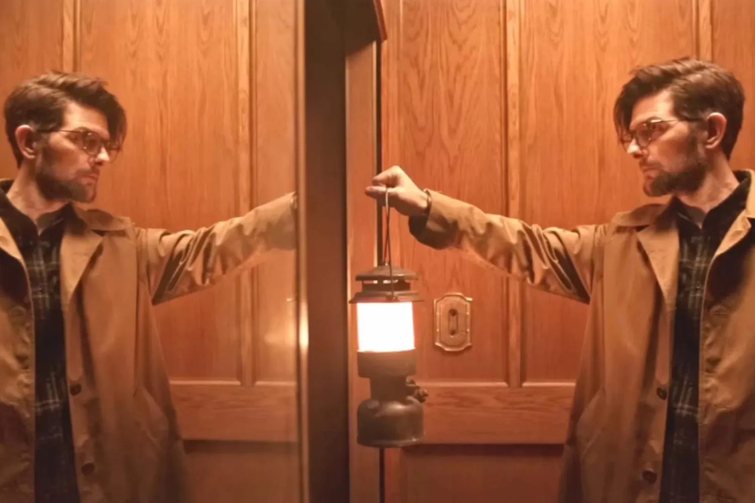 53 yaşındaki Emmy adayı Adam Scott, Hokum'da İrlanda'da tenha ve ürkütücü bir otele gittiğinde hayatı altüst olan korku romanı yazarı Ohm Bauman rolünde (Neon)