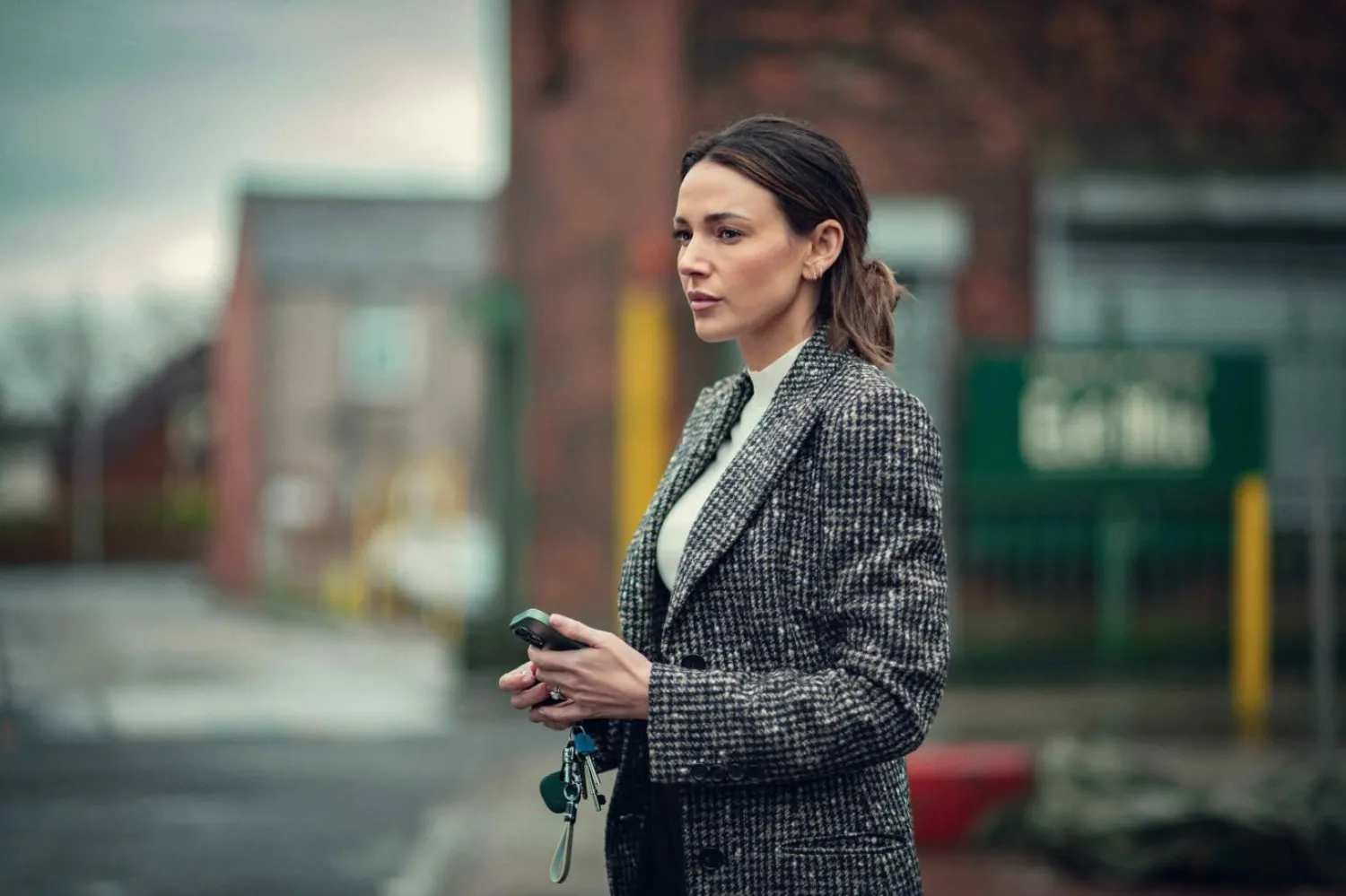 Beni Kandıramazsın, Michelle Keegan'ın canlandırdığı Maya Burkett karakterinin, eşi Joe'nun öldürülmesiyle baş etmeye çalışmasını konu alıyordu (Netflix)