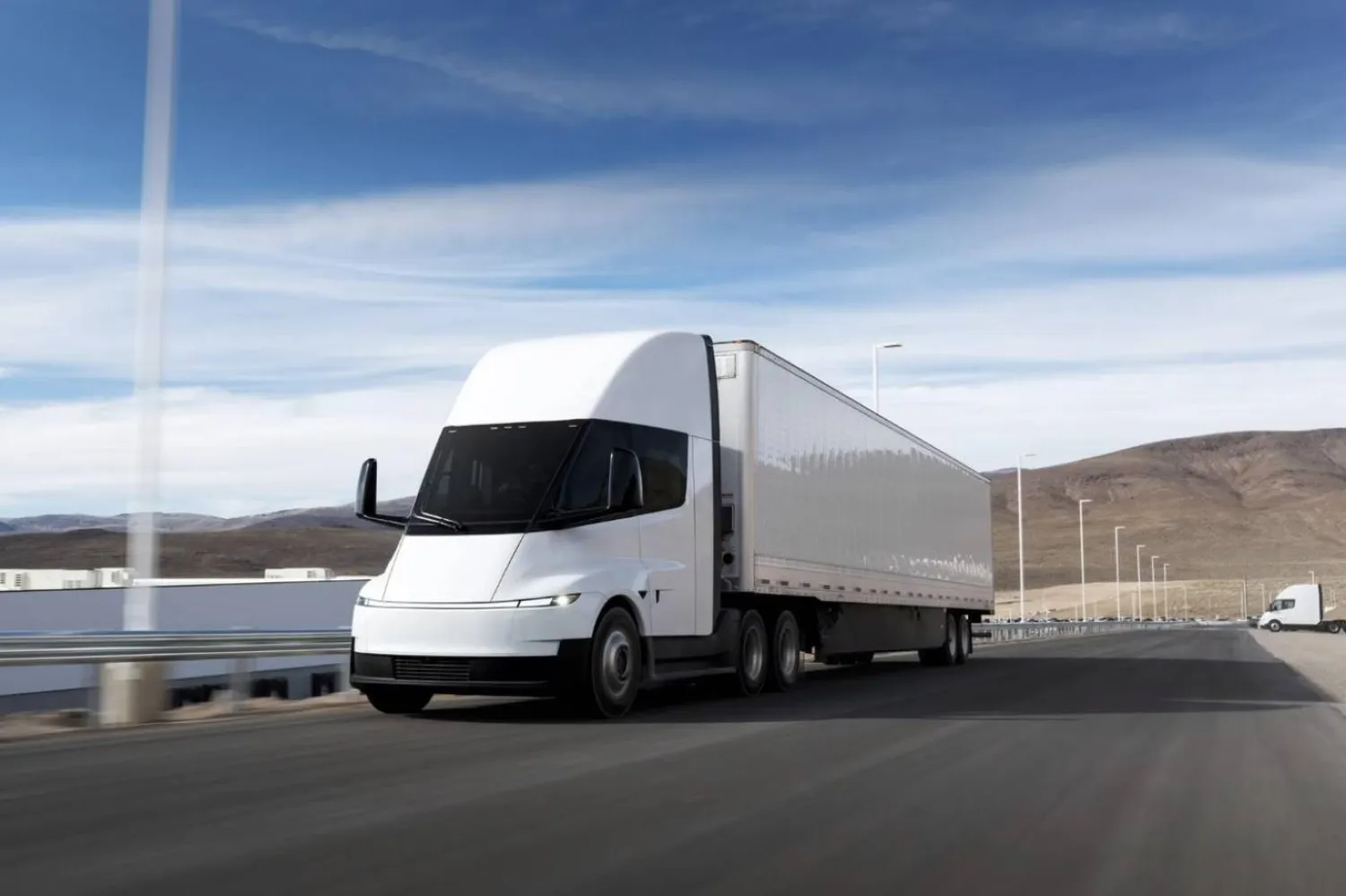 Tesla Semi ilk olarak 2017'de tanıtıldı ve üretimin 2019'da başlaması bekleniyordu (Tesla)