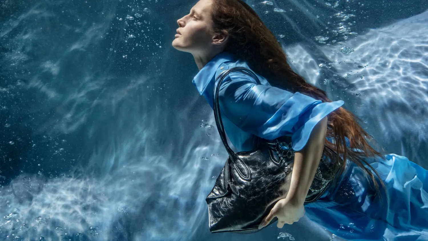 تأتي حقيبة «مانتا» من دار «ماكوين» بتصميم مستوحى من شكل سمكة المانتا (ماكوين)