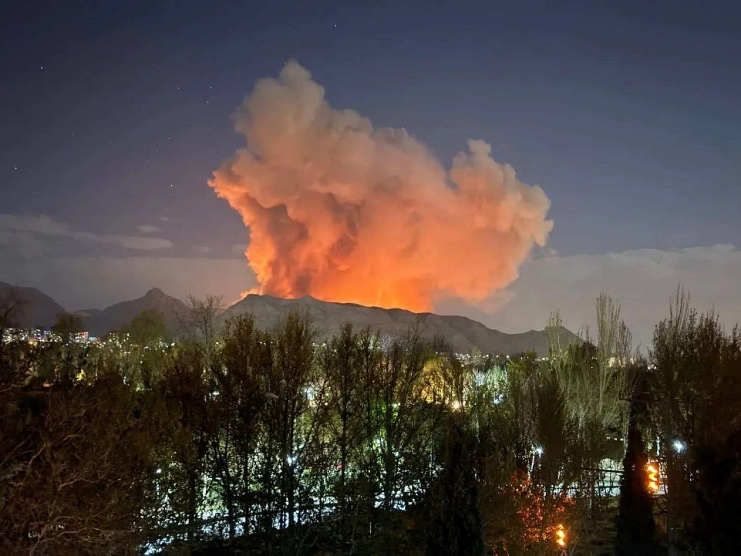 دخان ونيران تتصاعد من مستودع ذخائر في أصفهان وسط إيران فجر الثلاثاء(شبكات التواصل)