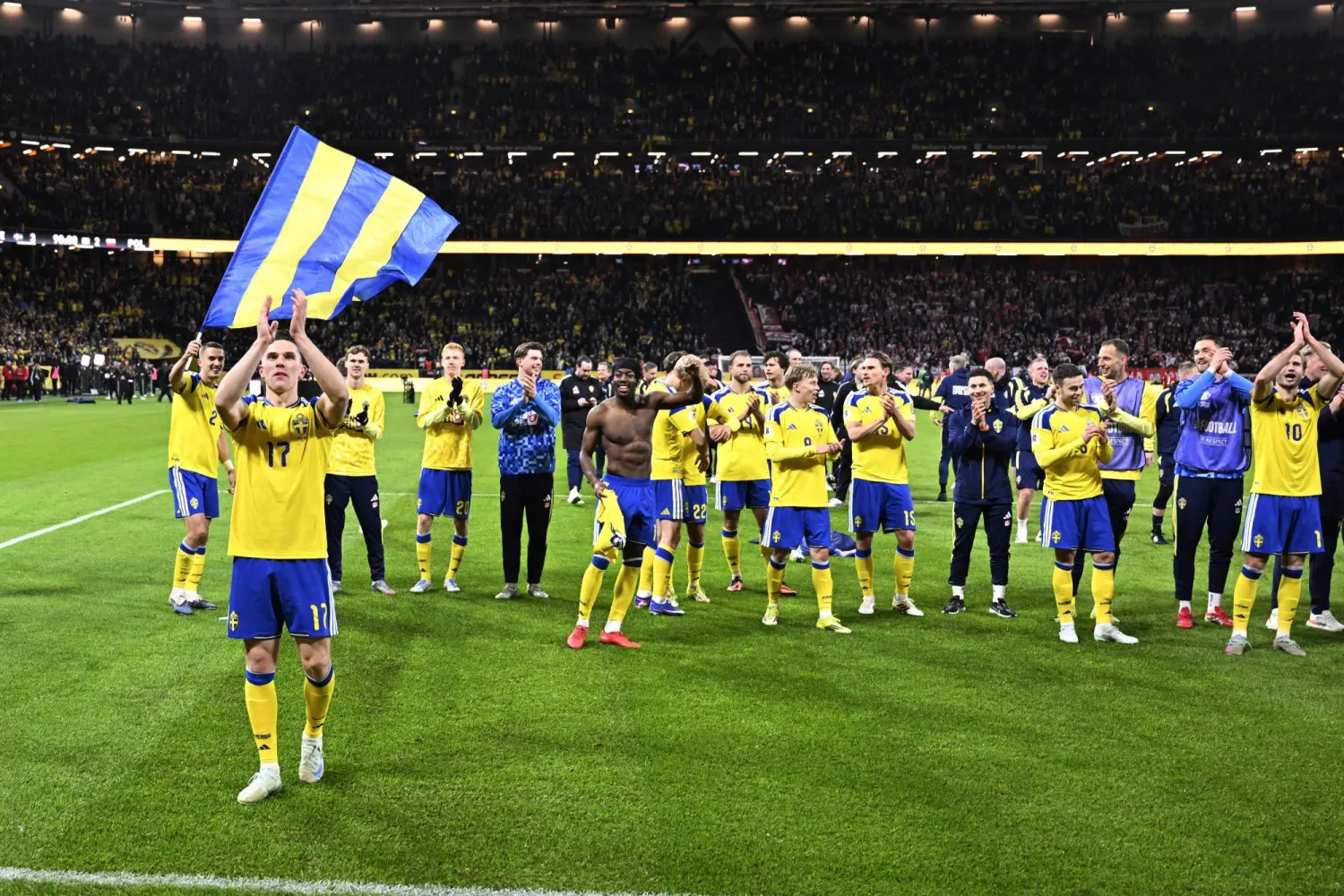 لاعبو السويد يحتفلون بالتأهل (إ.ب.أ)