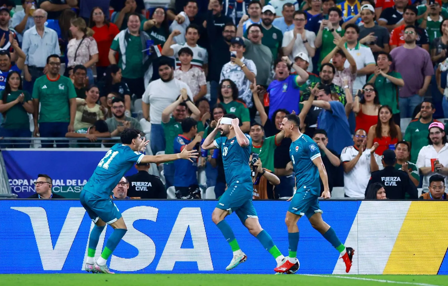 أيمن حسين يحتفل رفقة زملائه بالهدف الثاني (رويترز) 