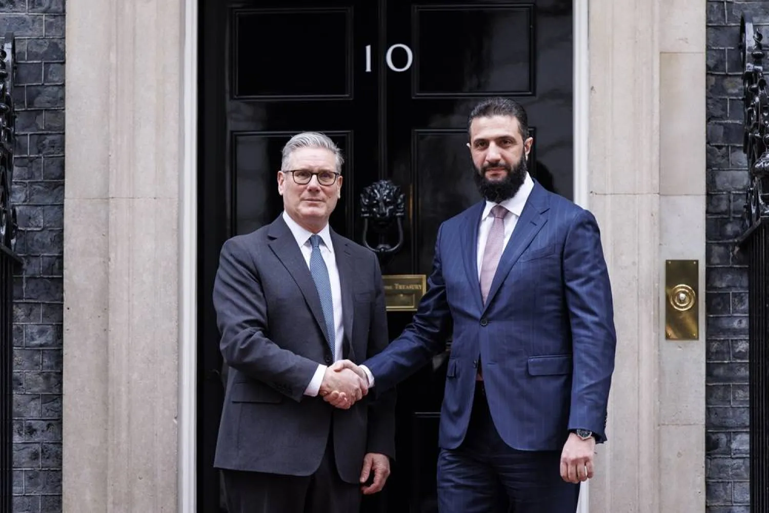 British Prime Minister Keir Starmer (L) welcomes the President of Syria, Ahmed al-Sharaa (R), to Downing Street in London, Britain, 31 March 2026. (EPA) 