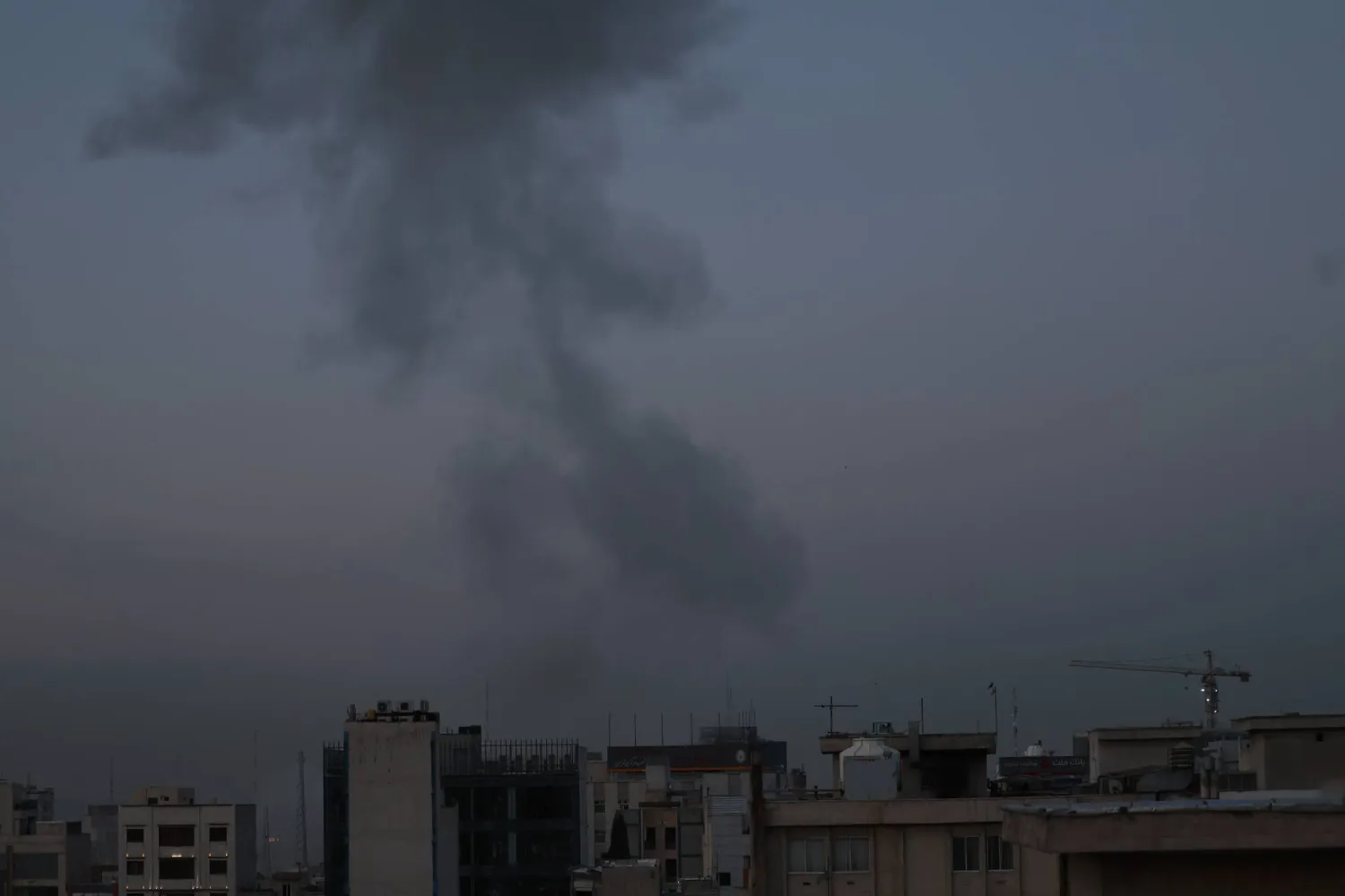 تصاعد الدخان عقب غارة جوية في وسط طهران اليوم (إ.ب.أ)