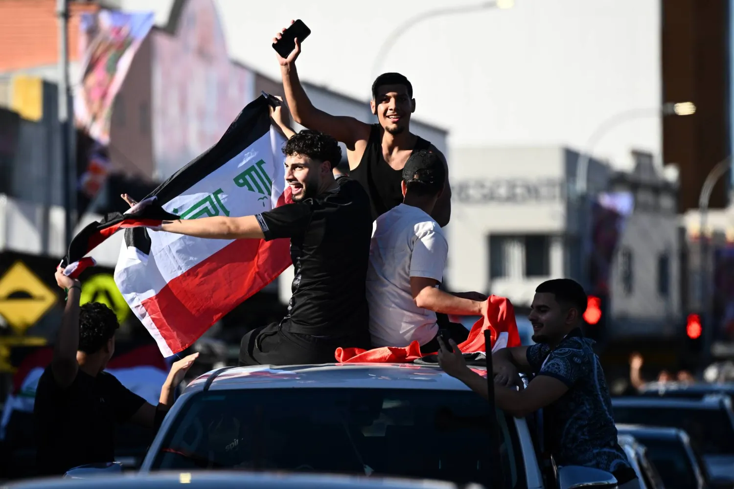 مواطنون عراقيون نزلوا للشارع احتفالاً بتأهل منتخب البلاد لـ«المونديال» (د.ب.أ)