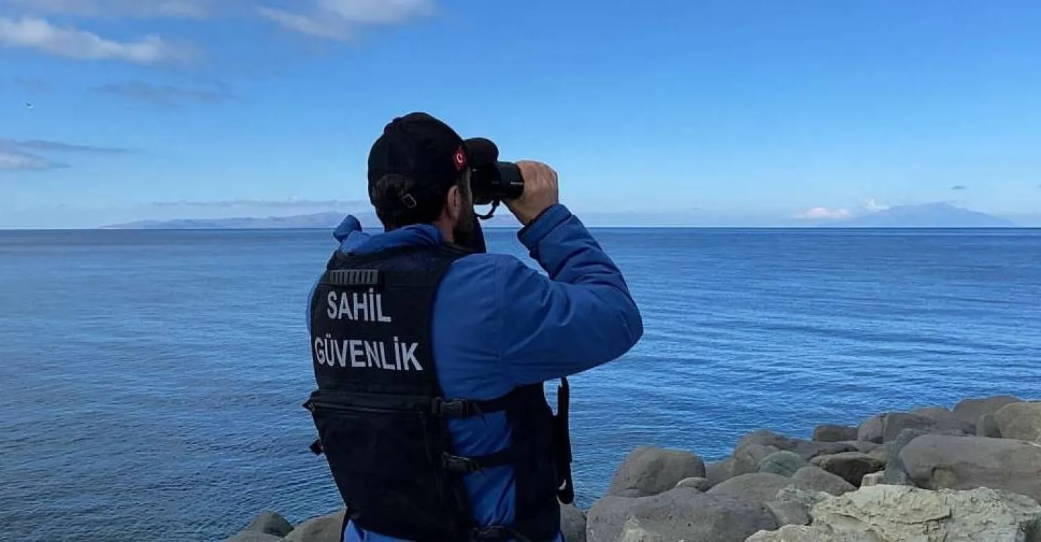 عنصر من خفر السواحل التركي يراقب بحر إيجه 15 مارس 2024 (أرشيفية-أ.ف.ب)
