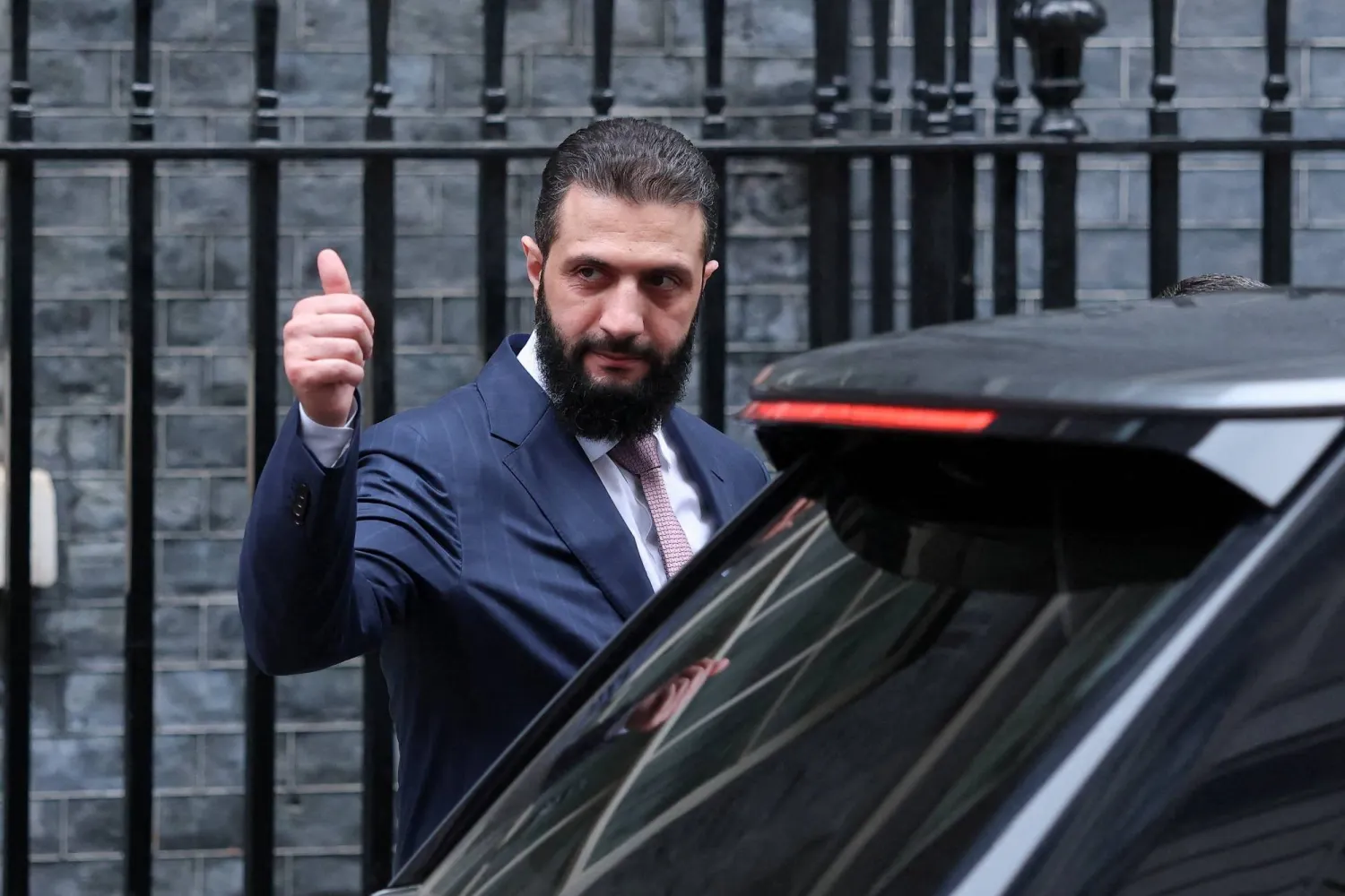 الرئيس السوري أحمد الشرع لدى مغادرته مقر رئيس الوزراء البريطاني بعد اجتماع أمس (رويترز)