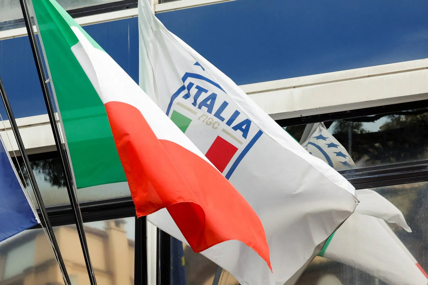 مطالب بإعادة إصلاح الكرة الإيطالية (رويترز)