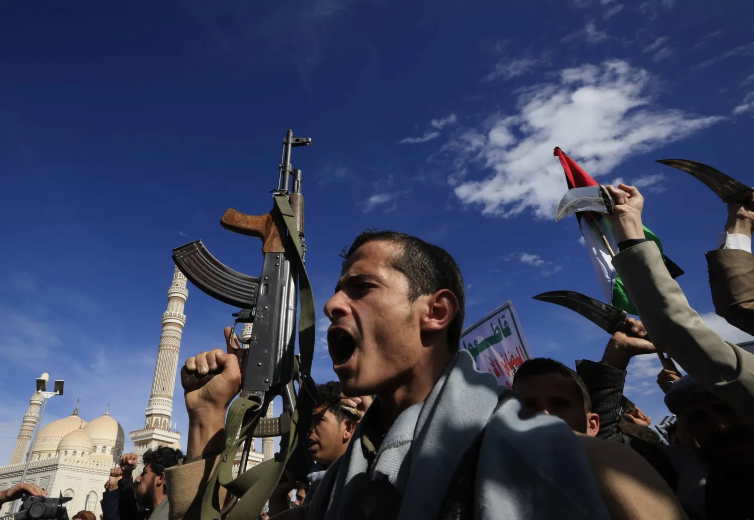 مسلحون حوثيون خلال حشد في صنعاء للتضامن مع إيران (إ.ب.أ)