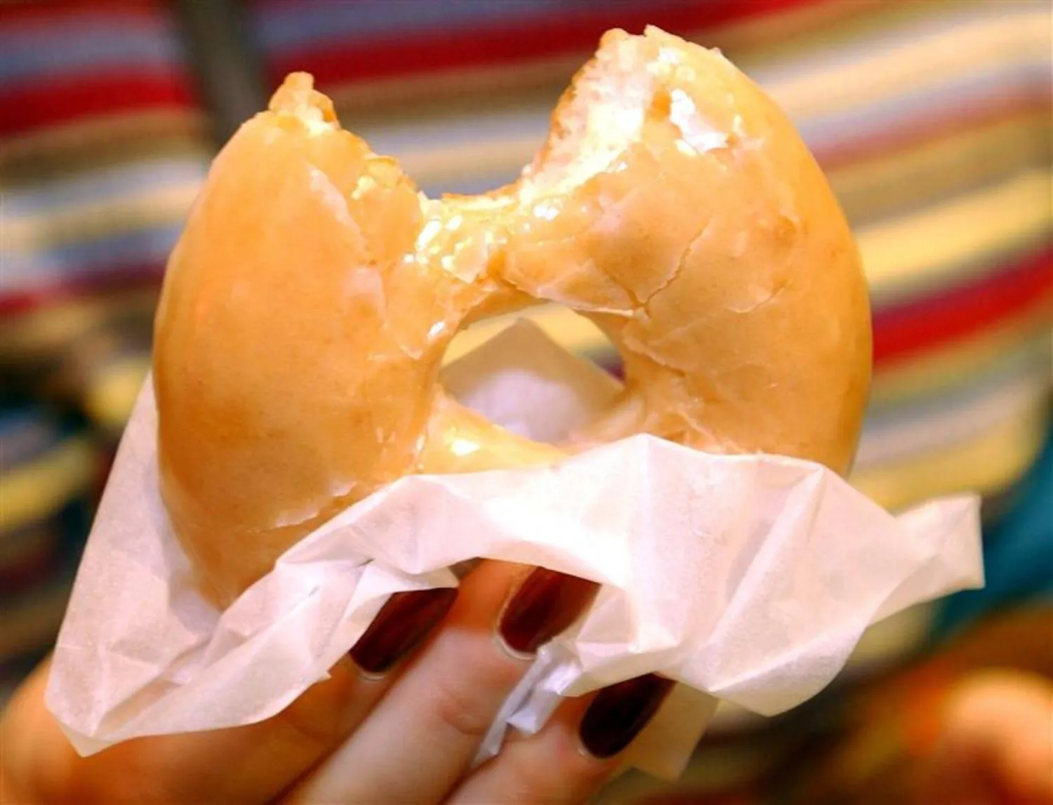 معرفة التوقيت الأمثل لتناول الحلويات يمكن أن يساعد في تقليل تأثيرها على مستويات السكر (رويترز)