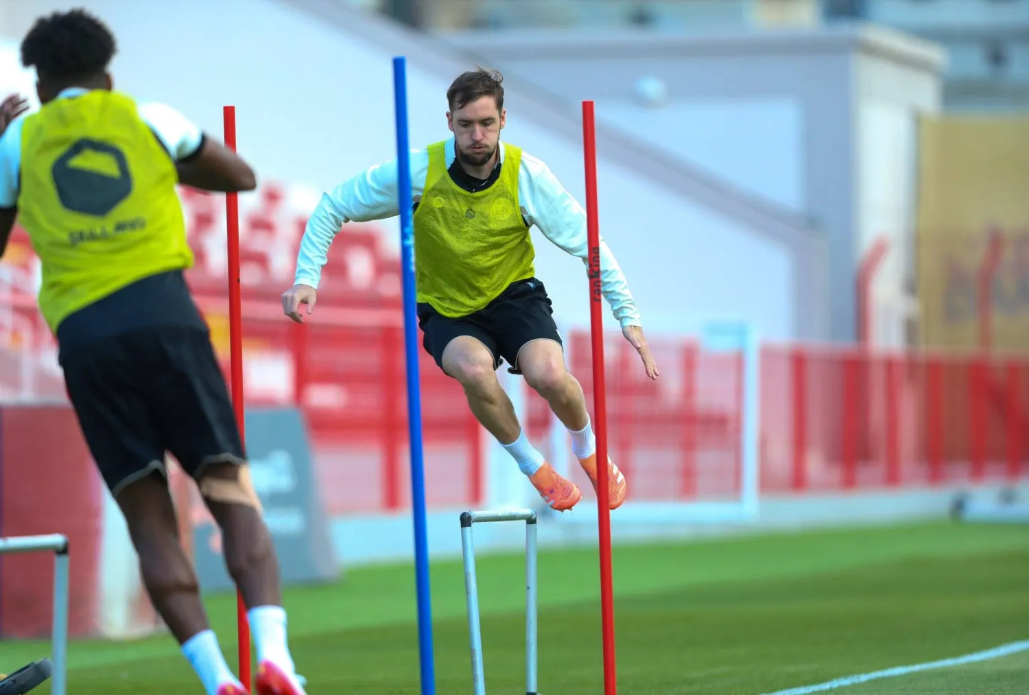 يدخل فريق ضمك المرحلة الحاسمة من دوري روشن السعودي وهو يقف على حافة الخطر (نادي ضمك)