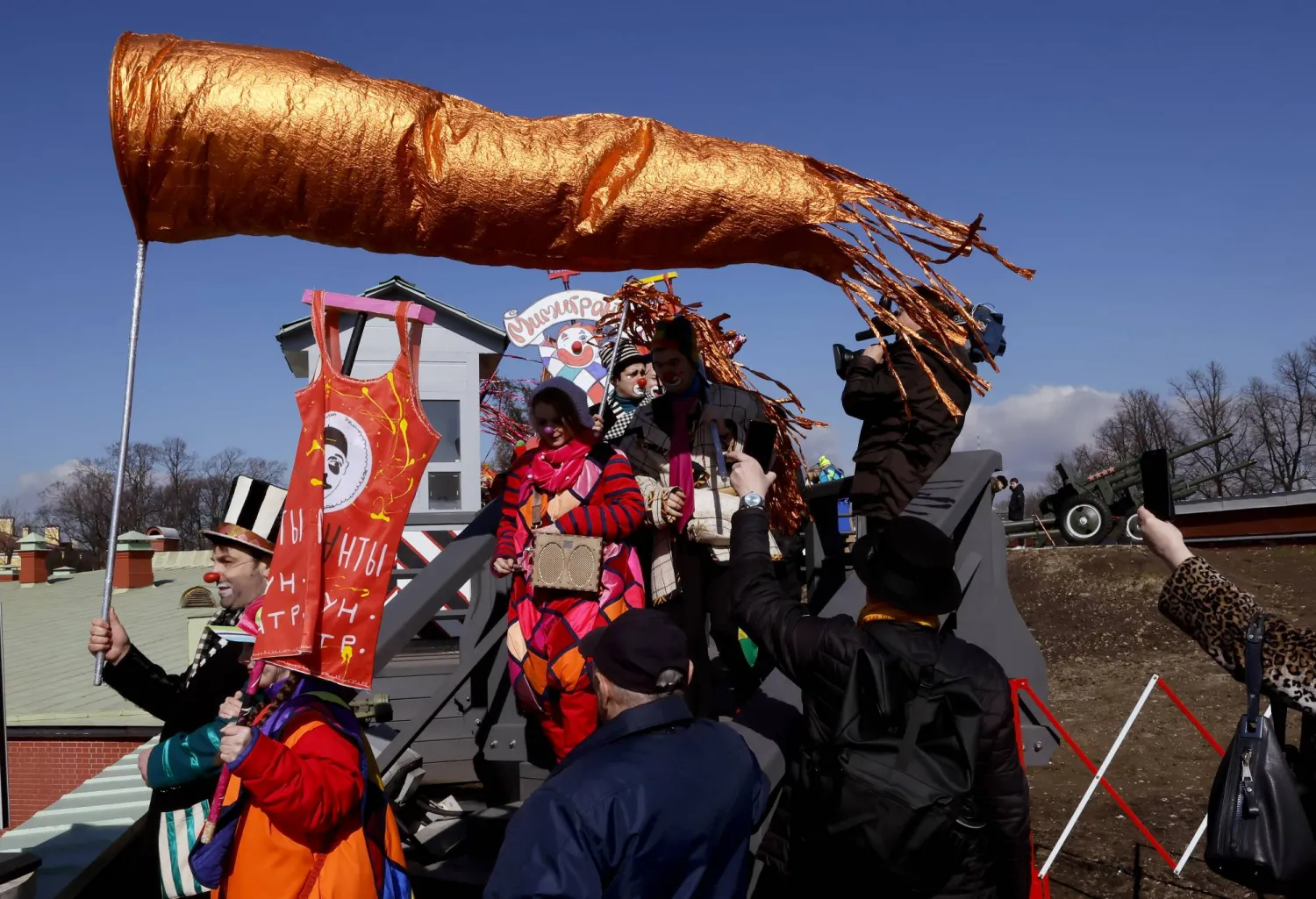 في سانت بطرسبرغ يُعدّ اليوم الأول من شهر أبريل مناسبة معروفة على نطاق واسع باسم «يوم كذبة أبريل» حيث يتبادل الناس الدعابات والمقالب فيما بينهم (إ.ب.أ)