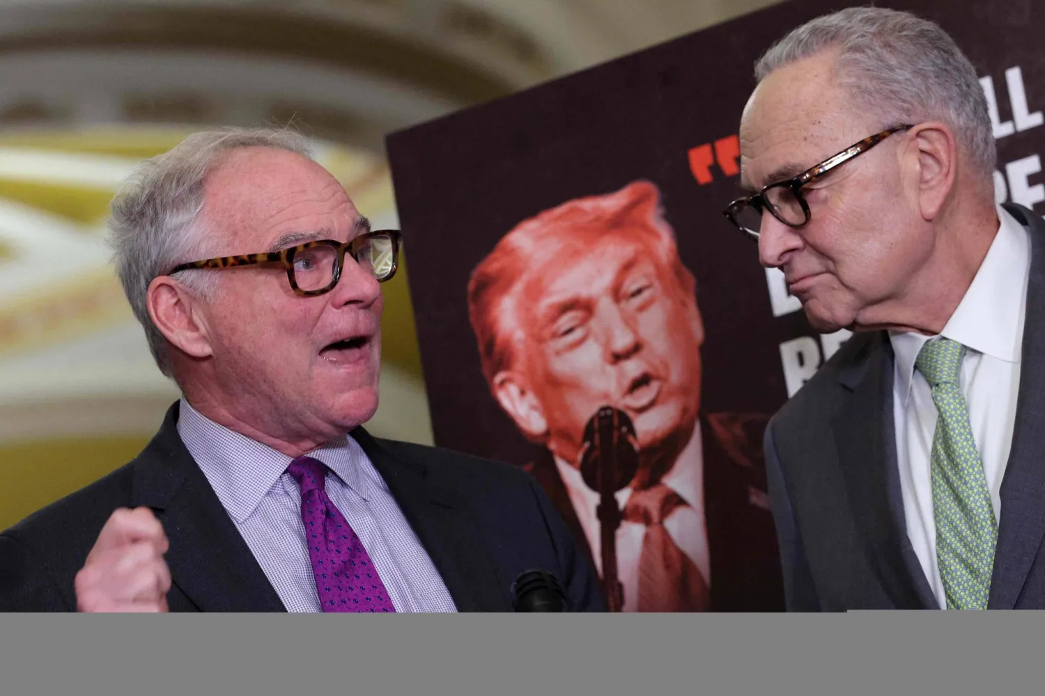 زعيم الديمقراطيين في مجلس الشيوخ تشاك شومر والسيناتور الديمقراطي تيم كاين بمؤتمر صحافي بالكونغرس يوم 3 مارس 2026 (أ.ف.ب)