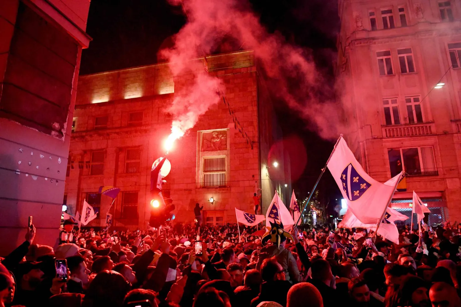 البوسنيون استيقظوا صباح الأربعاء بثقل في رؤوسهم وفرحة في قلوبهم (أ.ف.ب)