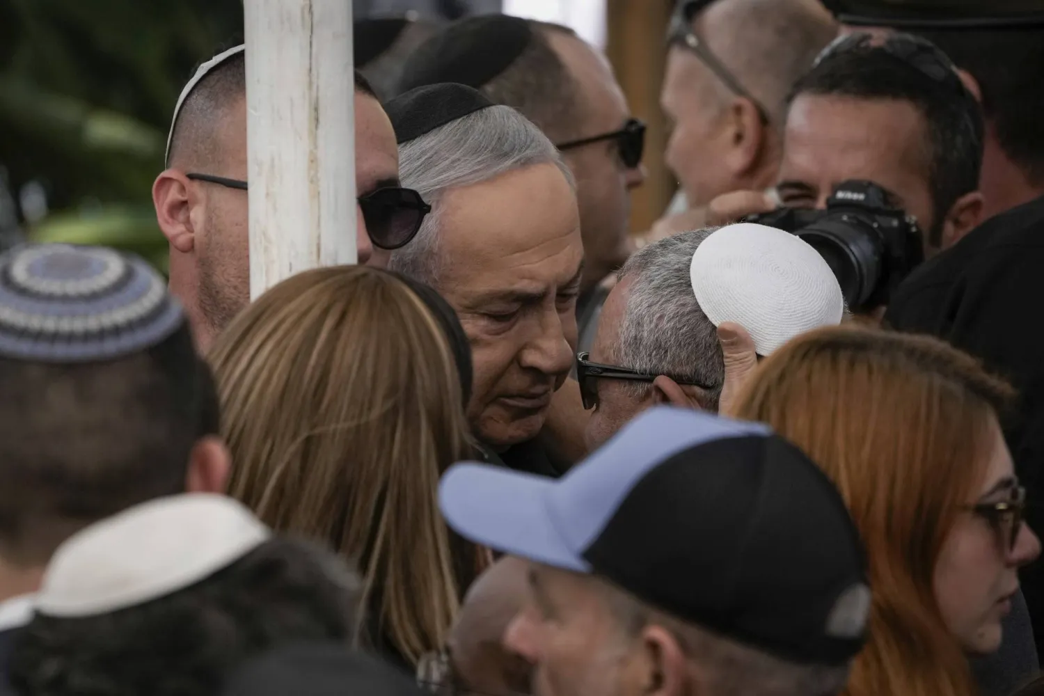 بنيامين نتنياهو يقدم العزاء لغادي آيزنكوت في مقتل ابنه بمعارك غزة يوم 8 ديسمبر 2023 (أ.ب)