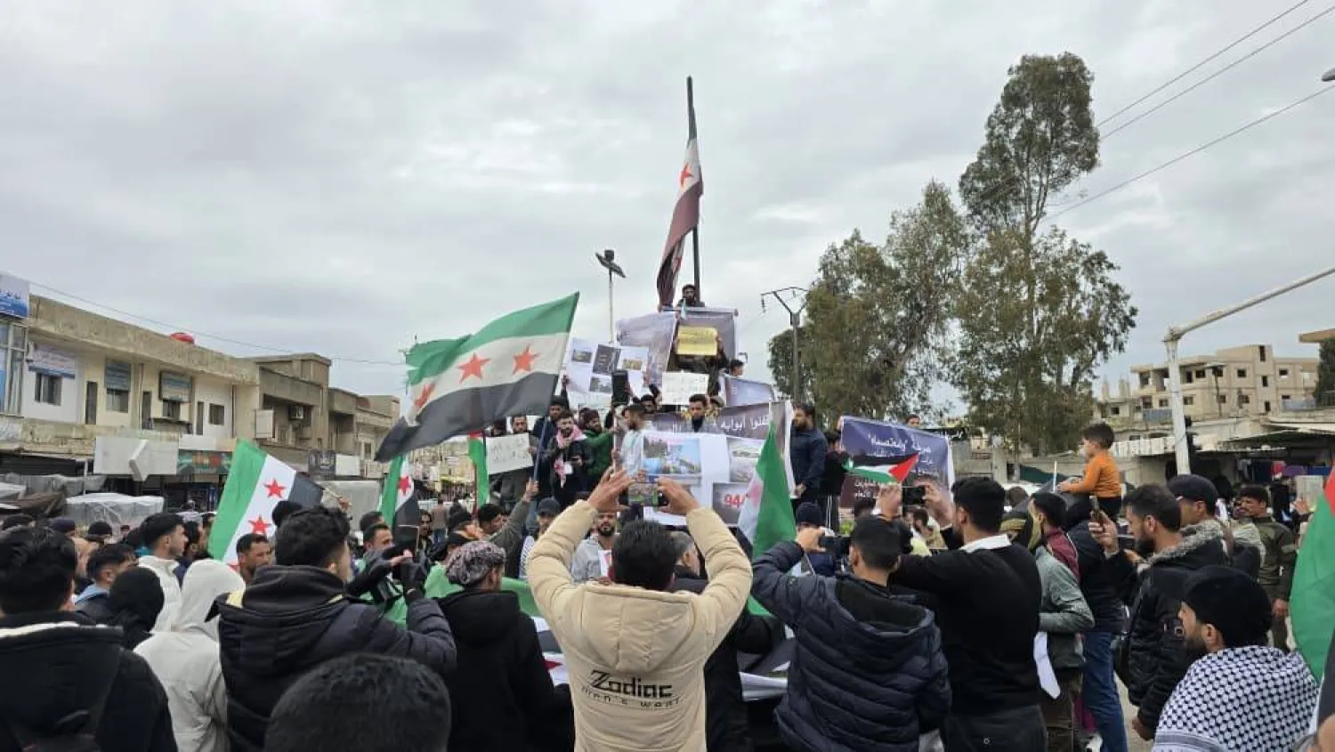 تغطية إعلاميين سوريين في القنيطرة لتجمع الأهالي احتجاجاً على السياسات الإسرائيلية (مركز القنيطرة الإعلامي)