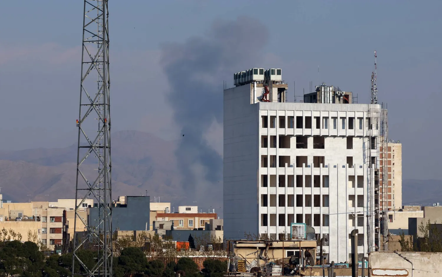 تصاعد الدخان جراء غارات إسرائيلية على طهران اليوم (إ.ب.أ)