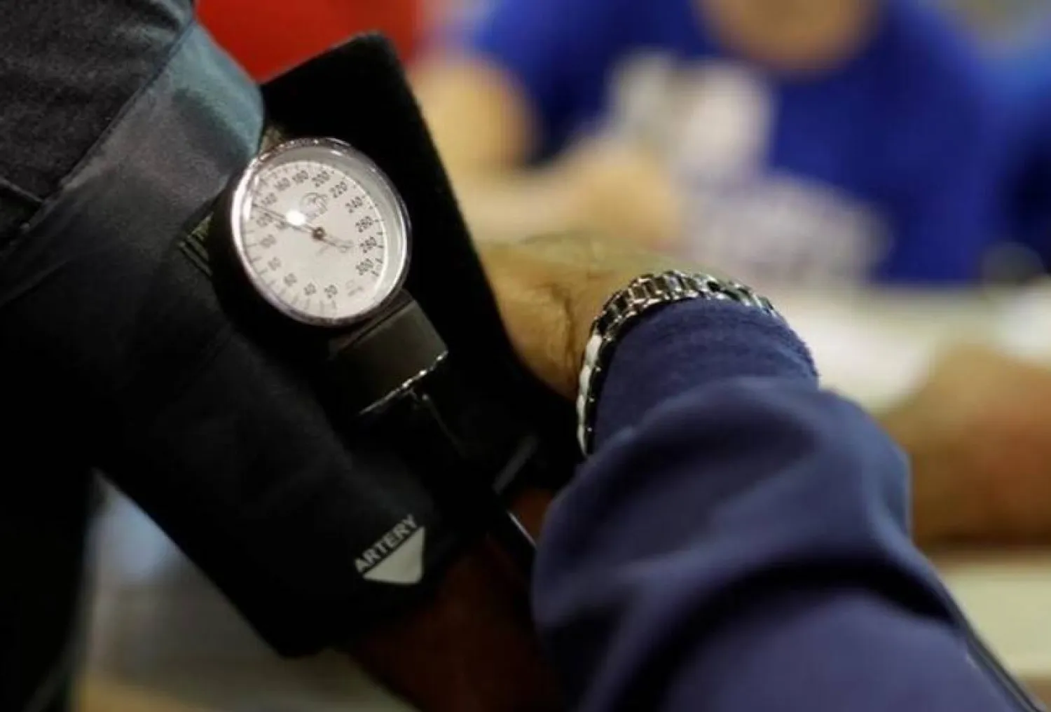 يقاس ضغط الدم بوحدة ملم من الزئبق (أرشيفية - رويترز)