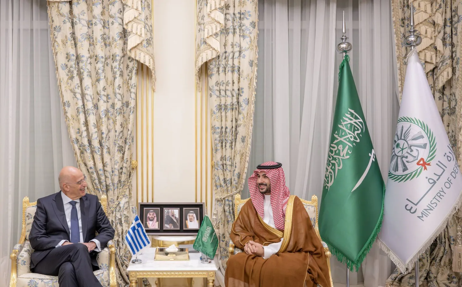 الأمير خالد بن سلمان لدى لقائه الوزير نيكوس ديندياس في الرياض الأربعاء (وزارة الدفاع السعودية)