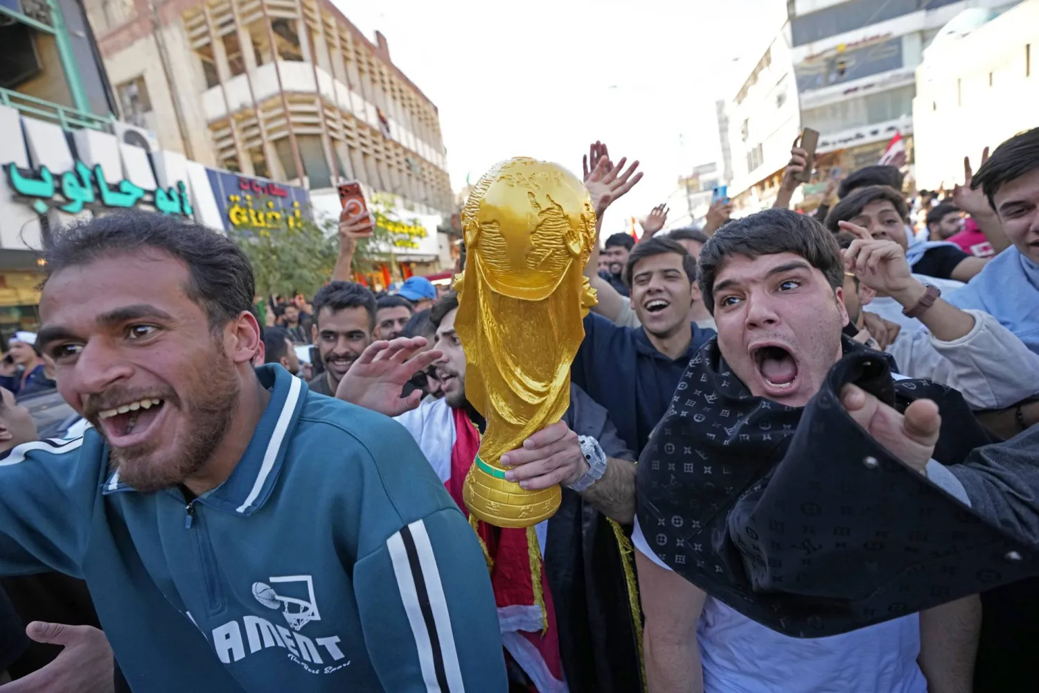 عراقيون يحتفلون ببلوغ منتخبهم نهائيات كأس العالم (إ.ب.أ)