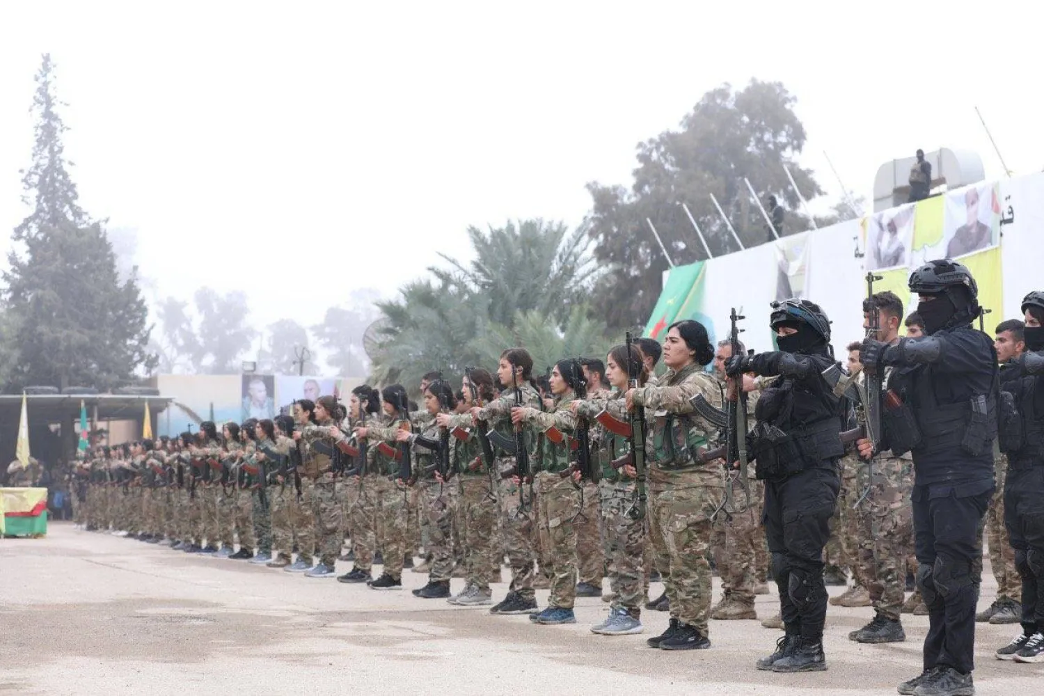 عناصر من «وحدات حماية المرأة» الكردية خلال تدريبات في شمال شرقي سوريا (أرشيفية - إكس)