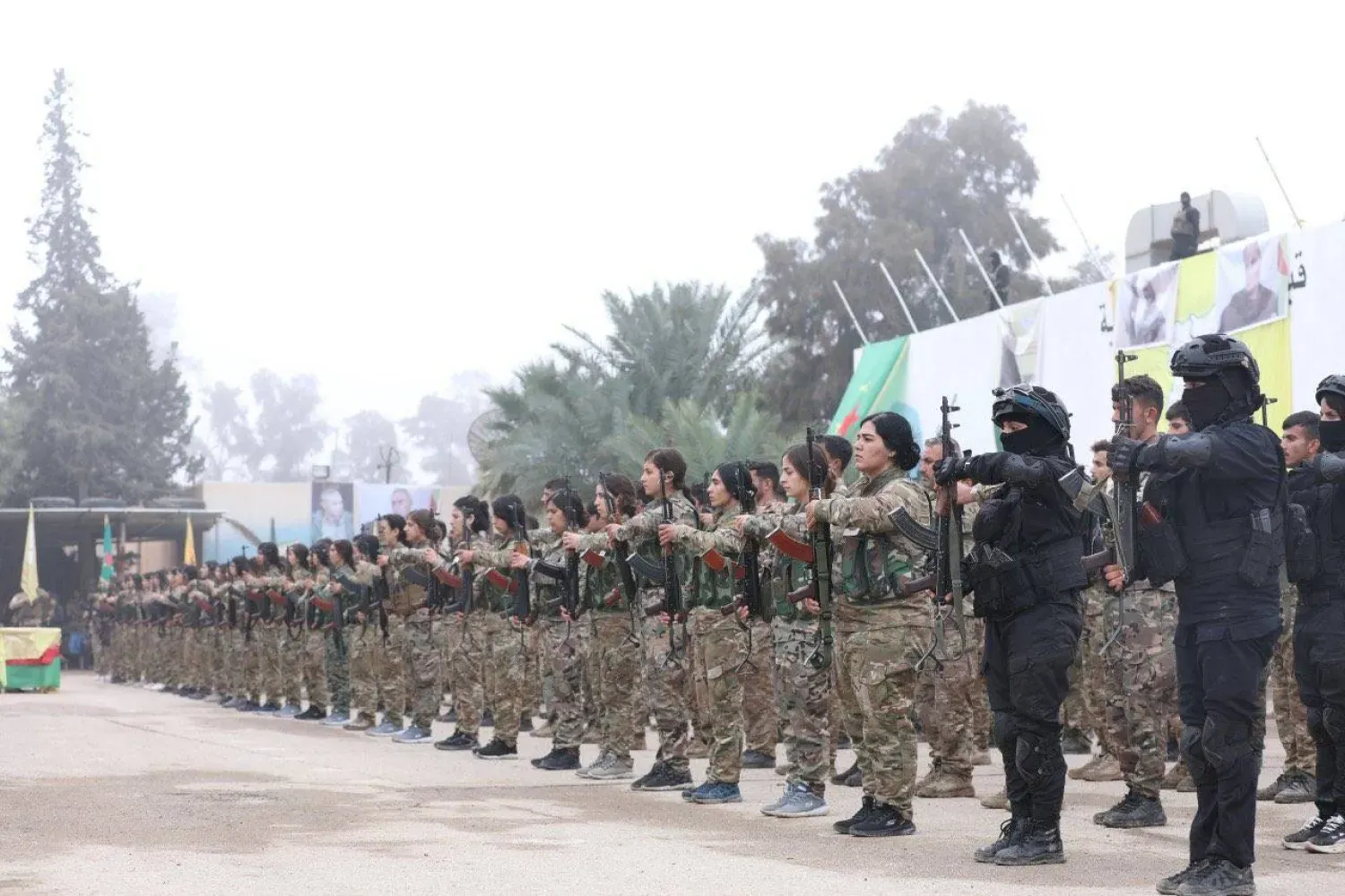 Suriye'nin kuzeydoğusunda düzenlenen tatbikat sırasında Kürt ağırlıklı YPJ üyeleri (Arşiv – X)