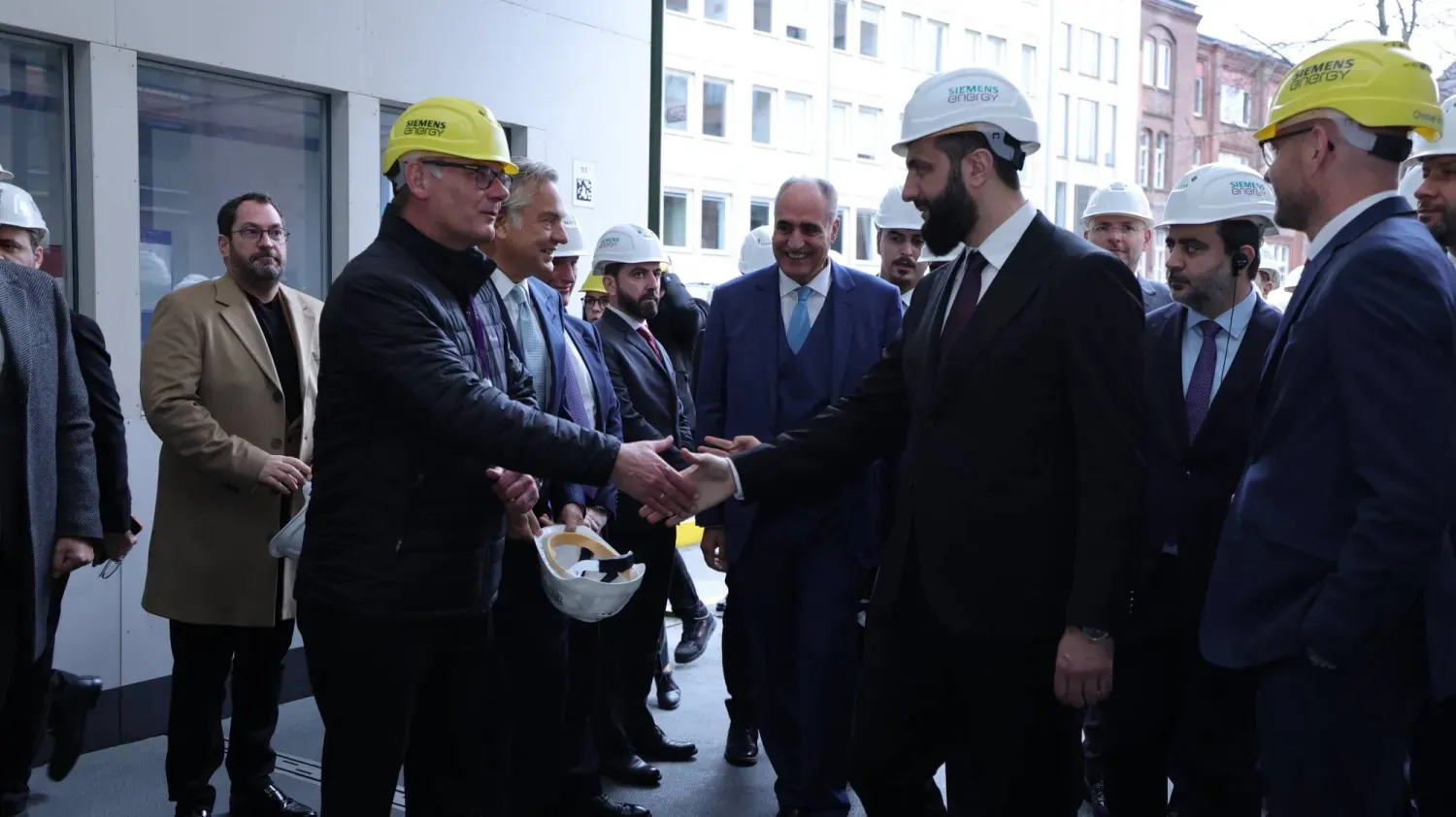 Cumhurbaşkanı Ahmed el-Şara ve beraberindeki heyet, pazartesi günü Almanya Federal Cumhuriyeti'ne gerçekleştirdikleri resmi ziyaret sırasında Siemens Energy'nin genel merkezini ziyaret etti (Suriye Cumhurbaşkanlığı)