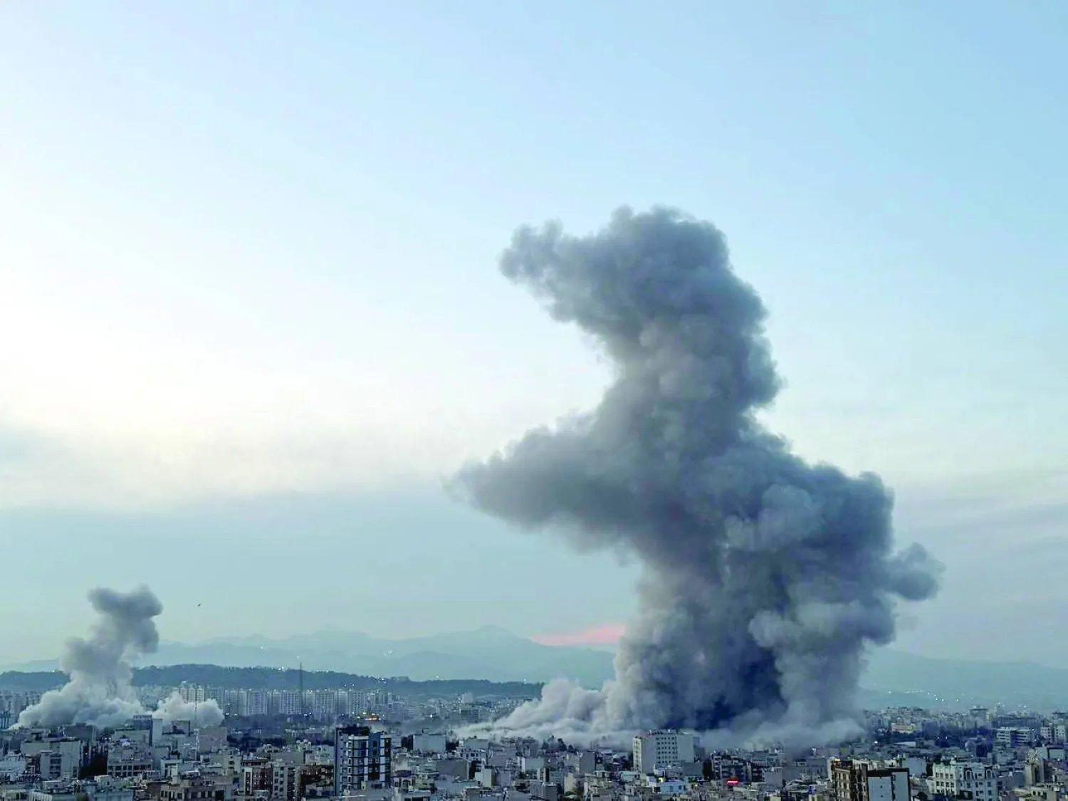 
غارة على مقر تابع لوزارة الدفاع الإيرانية في منطقة باسداران شمال شرقي طهران صباح أمس (شبكات التواصل)