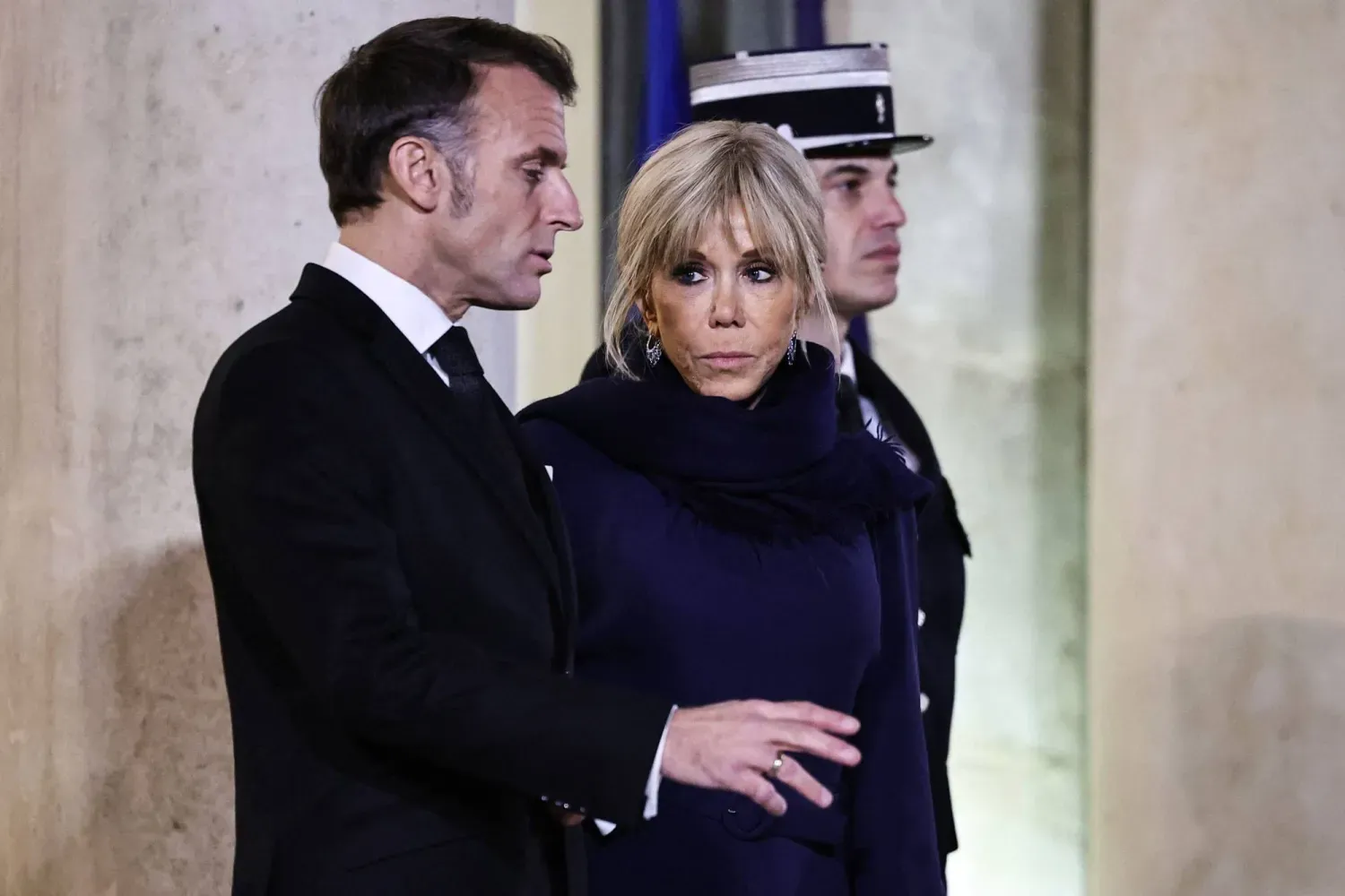 Fransa Cumhurbaşkanı Emmanuel Macron ve eşi Brigitte Macron (AFP)