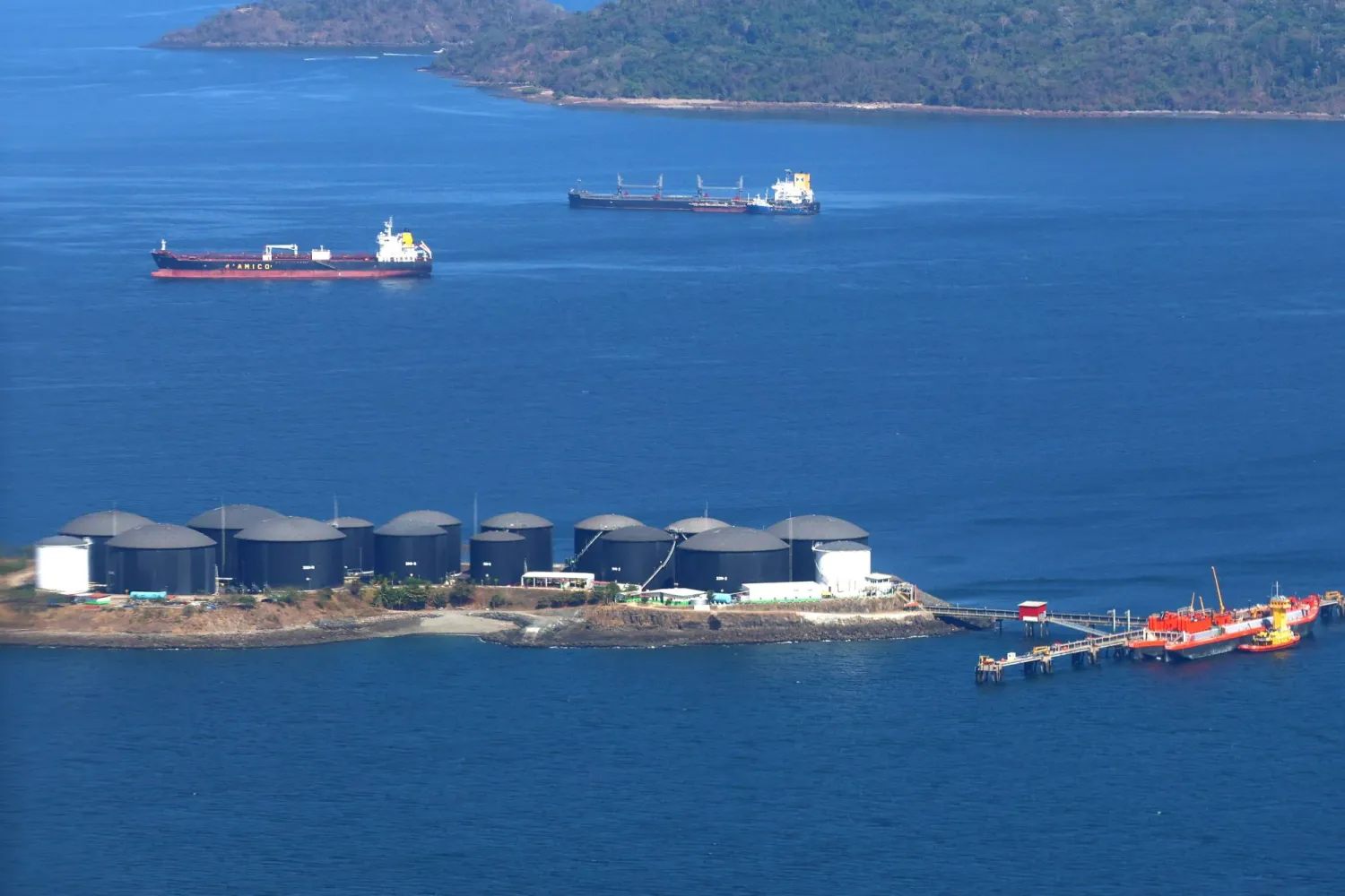 خزانات تخزين الوقود في جزيرة ميلونيس، بنما (إ.ب.أ)