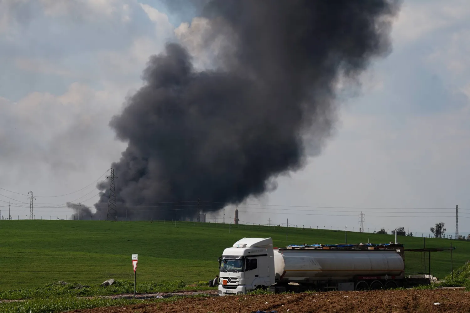 01 April 2026, Iraq, Erbil: Smoke rises from a motor oil depot on the outskirts of Erbil, after it was hit by a drone attack. Photo: Ismael Adnan/dpa
