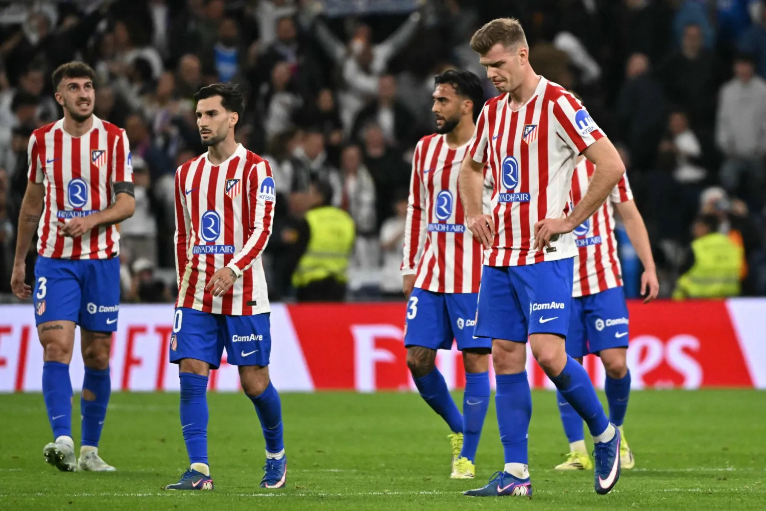 يستضيف أتلتيكو مدريد نظيره برشلونة ضمن منافسات الجولة الـ30 (أ.ف.ب)