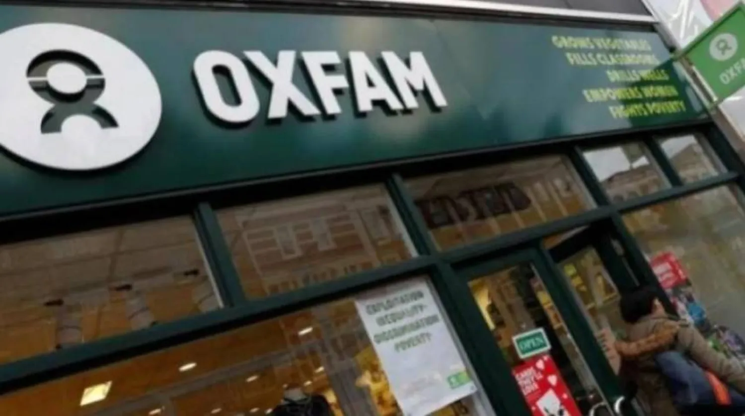 لافتة فوق فرع لمنظمة «أوكسفام» في لندن (رويترز)