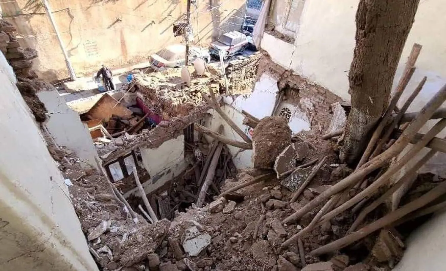 مبنى أثري في صنعاء بعد تعرضه للانهيار بسبب الأمطار (فيسبوك)