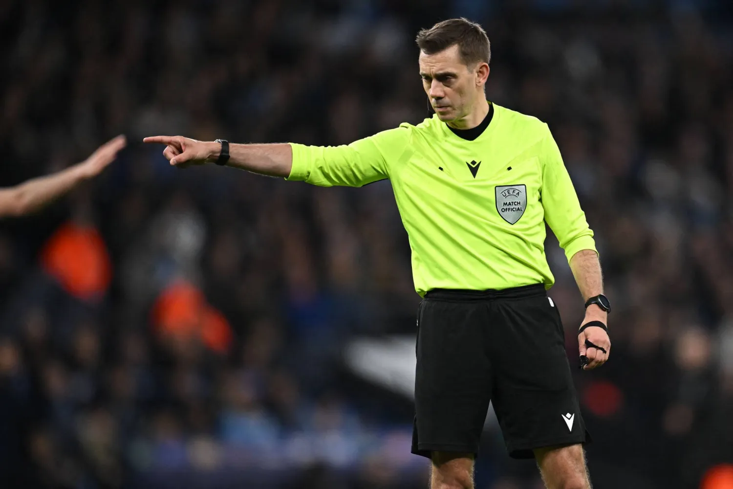 الحكم الفرنسي كليمان توربان (أ.ف.ب)