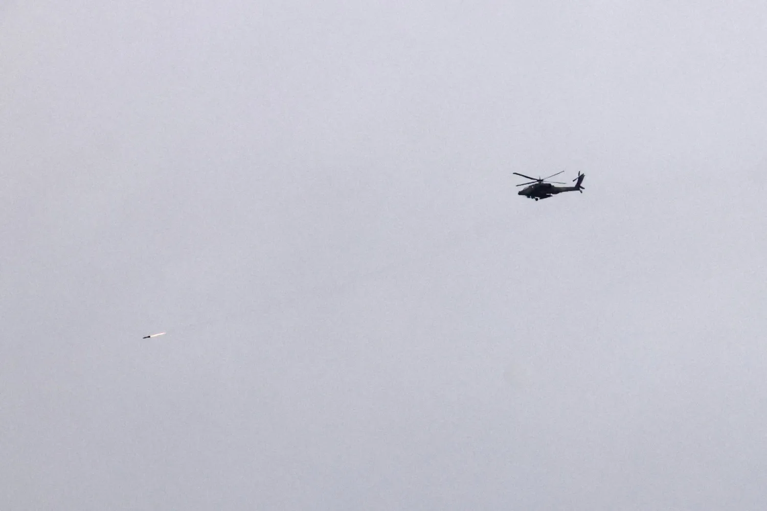 مروحية إسرائيلية تحلق في الأجواء الإسرائيلية قرب الحدود مع لبنان (إ.ب.أ)